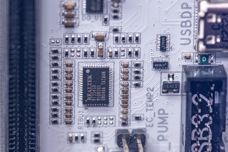 老猫烧须也不怕，个人送保就是好，足不出门体验技嘉个人送保服务