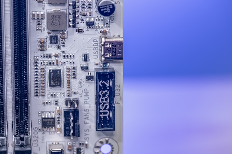 老猫烧须也不怕，个人送保就是好，足不出门体验技嘉个人送保服务