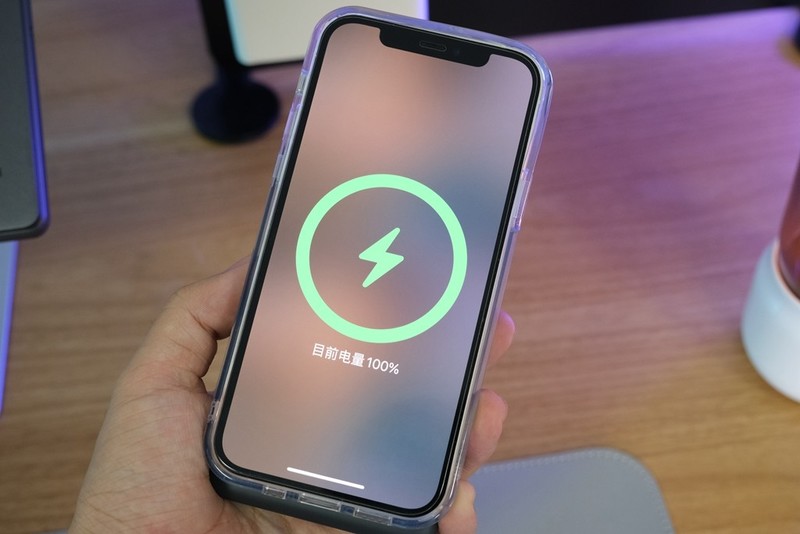 iPhone磁吸充电可不要让它“吃灰”，出门怎么甩都不怕掉