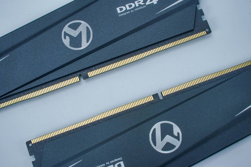 夫人的办公电脑：除了颜值，一切以性价比为主