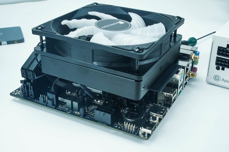 夫人的办公电脑：除了颜值，一切以性价比为主