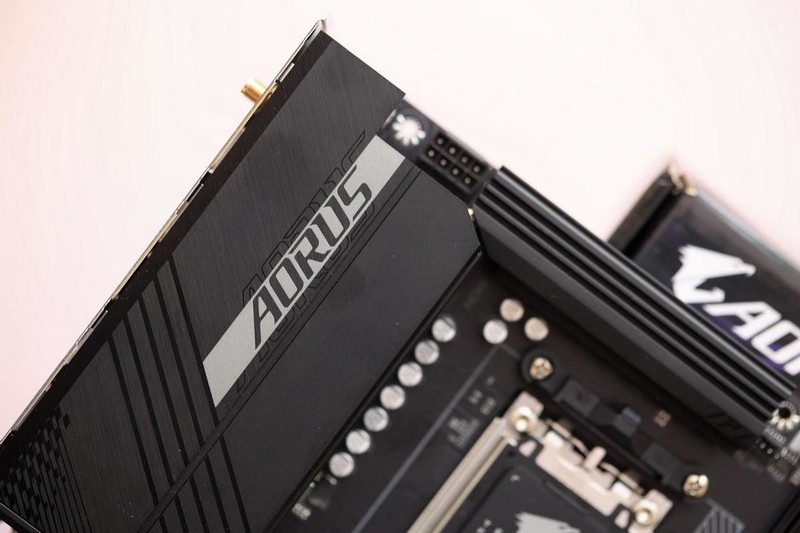 用料十足，小身材大能量，技嘉小雕B650M AX评测体验