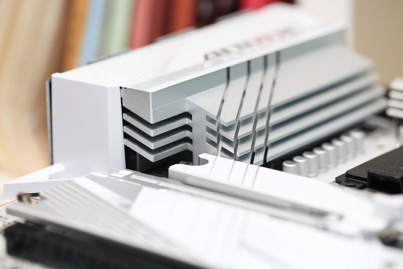 时尚大气，纯白色的技嘉B760M冰雕AORUS ELITE X AX装机实测