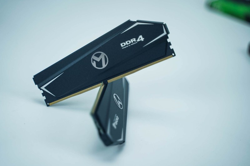 夫人的办公电脑：除了颜值，一切以性价比为主