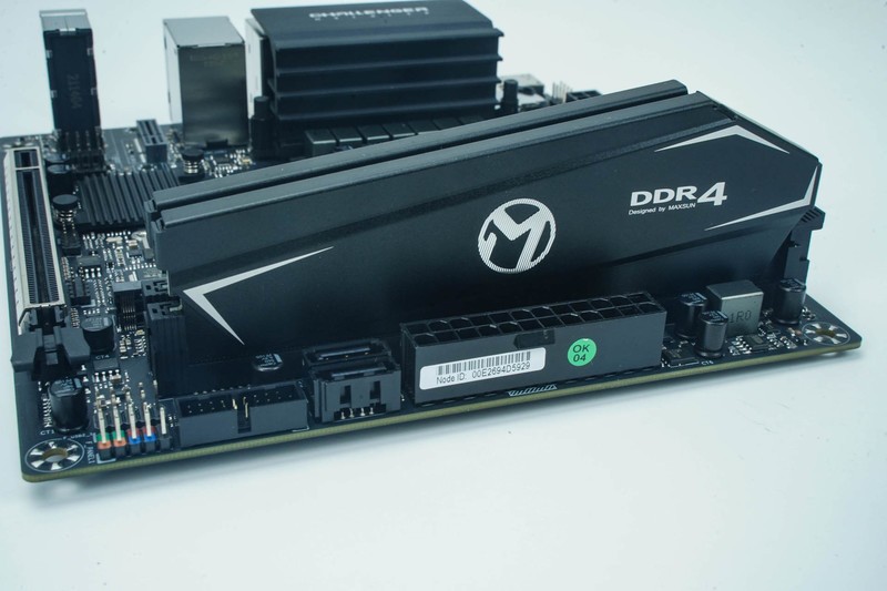 夫人的办公电脑：除了颜值，一切以性价比为主