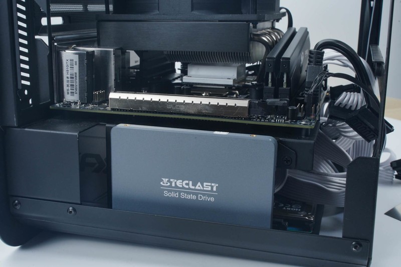 夫人的办公电脑：除了颜值，一切以性价比为主