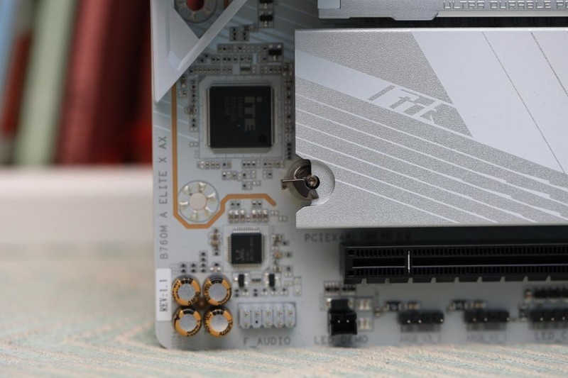 时尚大气，纯白色的技嘉B760M冰雕AORUS ELITE X AX装机实测