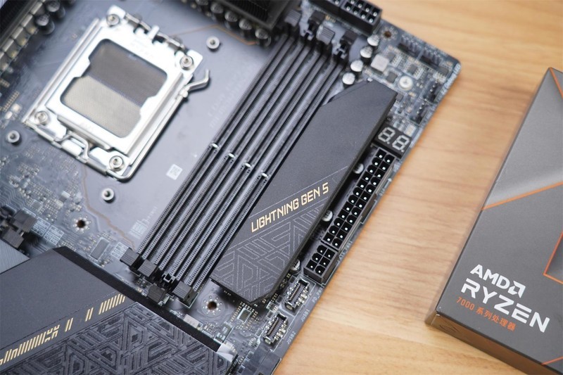 颜值高，性能强，把“光污染”做得淋漓尽致，海盗船机电装机分享