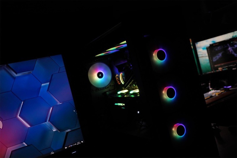 颜值高，性能强，把“光污染”做得淋漓尽致，海盗船机电装机分享