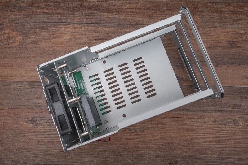 数据安全最重要，个人备份怎么选，市售五款RAID磁盘阵列横向评测