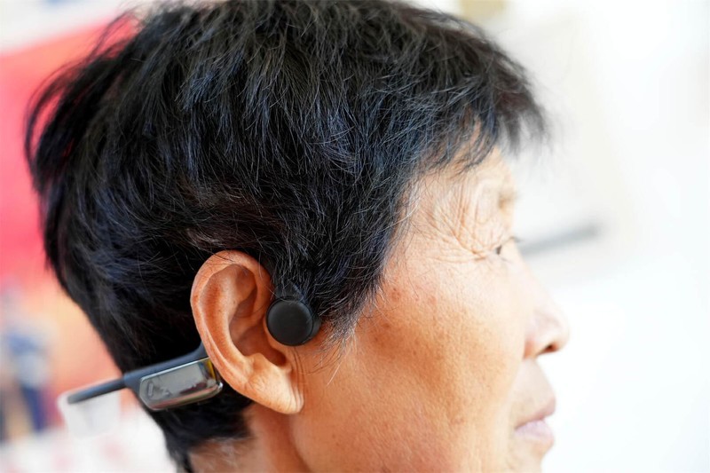 科技助听新选择：zdeer骨传导助听器，无障碍沟通新伴侣