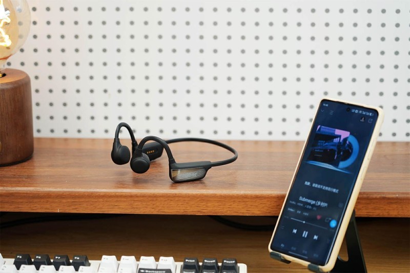 科技助听新选择：zdeer骨传导助听器，无障碍沟通新伴侣