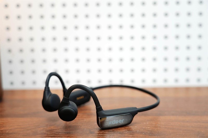 科技助听新选择：zdeer骨传导助听器，无障碍沟通新伴侣