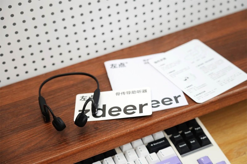 科技助听新选择：zdeer骨传导助听器，无障碍沟通新伴侣
