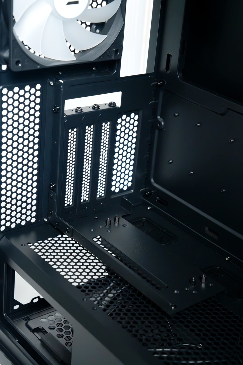 机箱也自带15.6寸大屏？zalman思民 Z10 DS来了！DIY市场有的看了