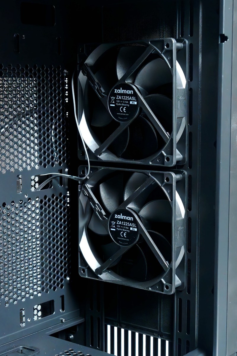 机箱也自带15.6寸大屏？zalman思民 Z10 DS来了！DIY市场有的看了