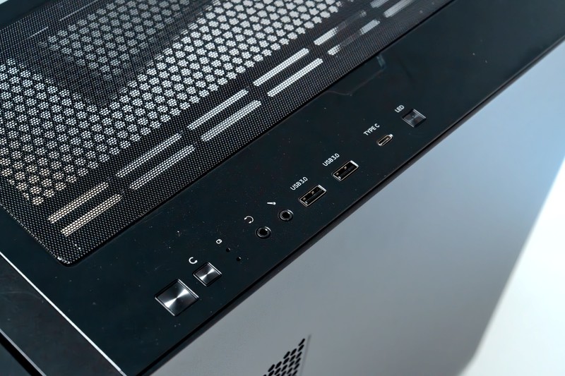 机箱也自带15.6寸大屏？zalman思民 Z10 DS来了！DIY市场有的看了