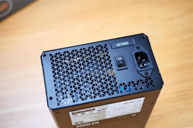 颜值高，性能强，把“光污染”做得淋漓尽致，海盗船机电装机分享