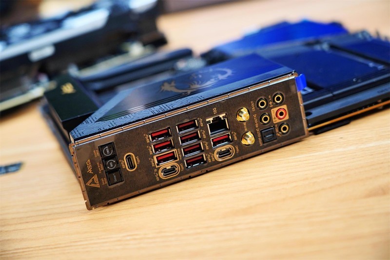 颜值高，性能强，把“光污染”做得淋漓尽致，海盗船机电装机分享