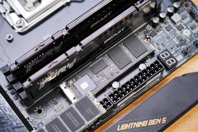 颜值高，性能强，把“光污染”做得淋漓尽致，海盗船机电装机分享