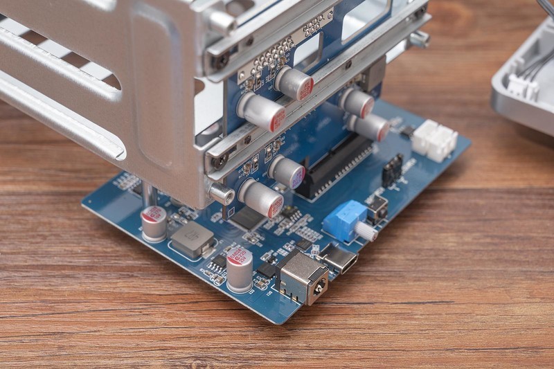 数据安全最重要，个人备份怎么选，市售五款RAID磁盘阵列横向评测