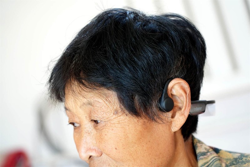 科技助听新选择：zdeer骨传导助听器，无障碍沟通新伴侣