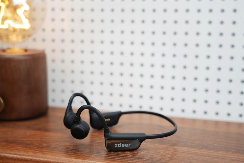科技助听新选择：zdeer骨传导助听器，无障碍沟通新伴侣
