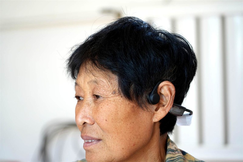 科技助听新选择：zdeer骨传导助听器，无障碍沟通新伴侣