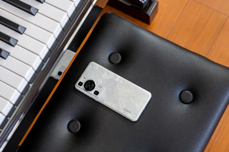 尽显魅力与自信：华为P60悦目轻盈，演绎不拘一格的曼妙科技