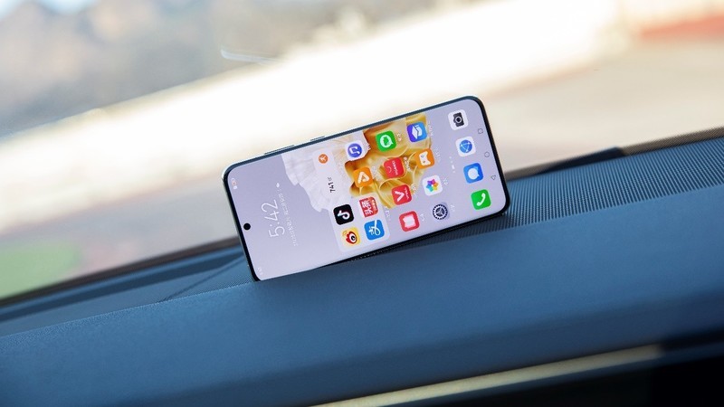 尽显魅力与自信：华为P60悦目轻盈，演绎不拘一格的曼妙科技