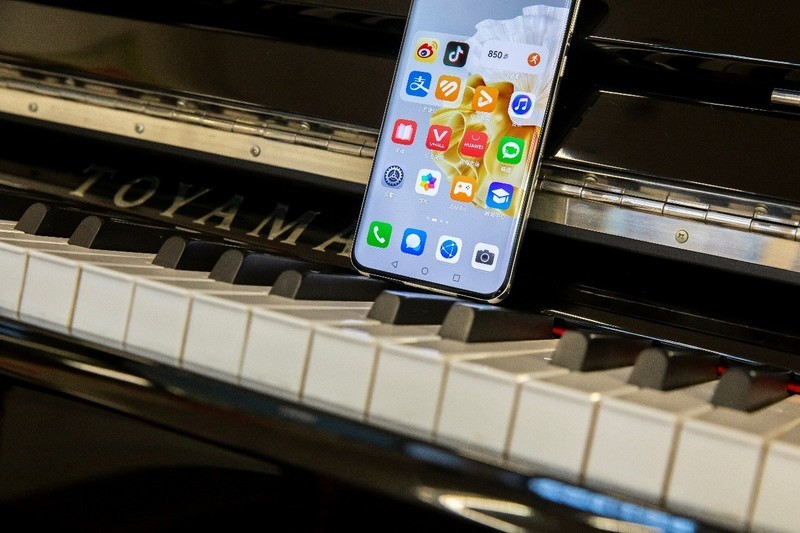 尽显魅力与自信：华为P60悦目轻盈，演绎不拘一格的曼妙科技