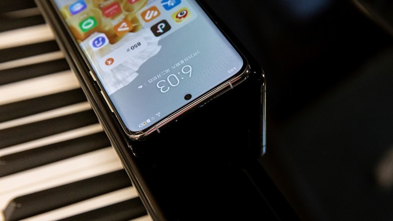 尽显魅力与自信：华为P60悦目轻盈，演绎不拘一格的曼妙科技