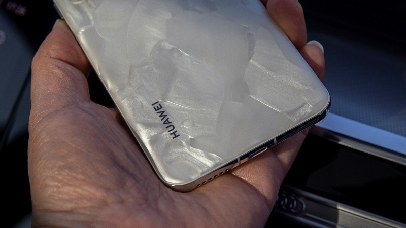 尽显魅力与自信：华为P60悦目轻盈，演绎不拘一格的曼妙科技