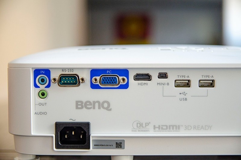 买投影仪还是大屏幕电视？开会投影仪推荐哪种？明基E520测评体验