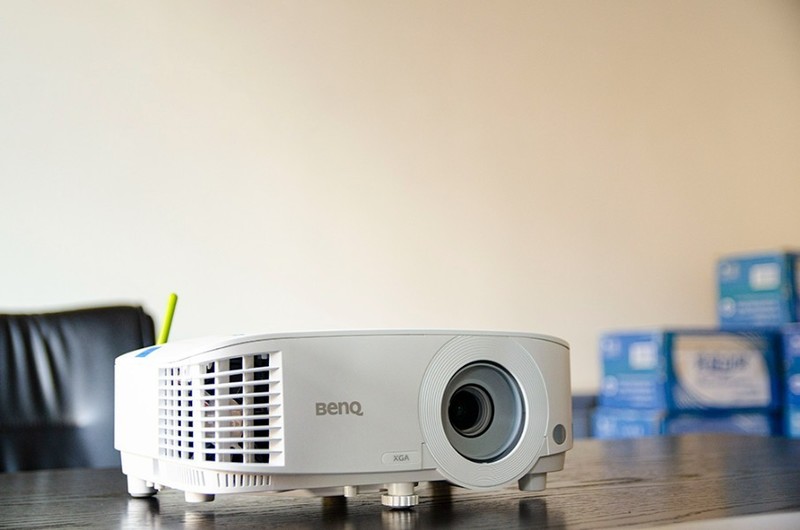 买投影仪还是大屏幕电视？开会投影仪推荐哪种？明基E520测评体验