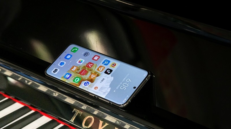 尽显魅力与自信：华为P60悦目轻盈，演绎不拘一格的曼妙科技