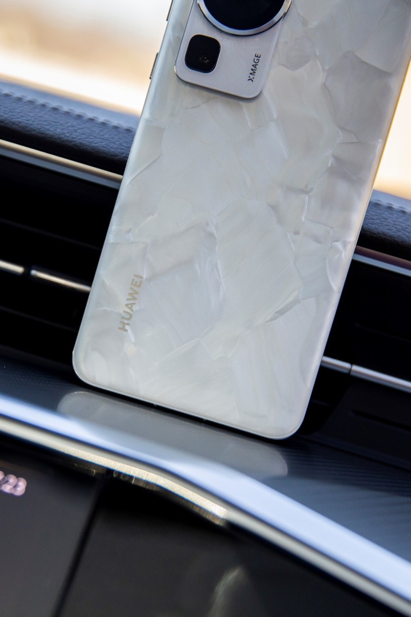 尽显魅力与自信：华为P60悦目轻盈，演绎不拘一格的曼妙科技