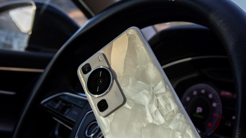 尽显魅力与自信：华为P60悦目轻盈，演绎不拘一格的曼妙科技