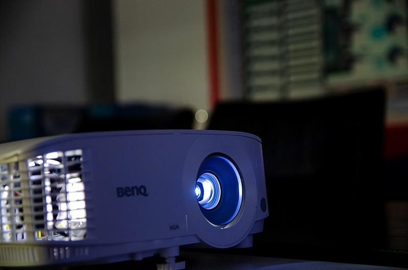 买投影仪还是大屏幕电视？开会投影仪推荐哪种？明基E520测评体验