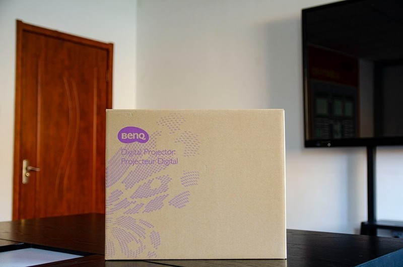 买投影仪还是大屏幕电视？开会投影仪推荐哪种？明基E520测评体验