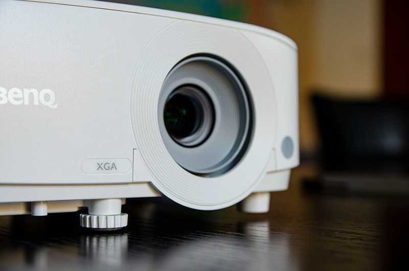 买投影仪还是大屏幕电视？开会投影仪推荐哪种？明基E520测评体验