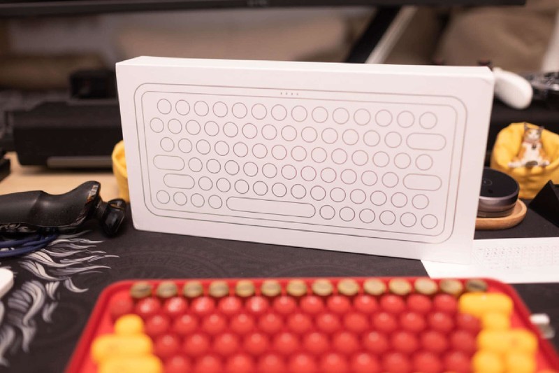 桌面上绽放的那一抹红色，雷柏 ralemo Pre 5多模无线机械键盘