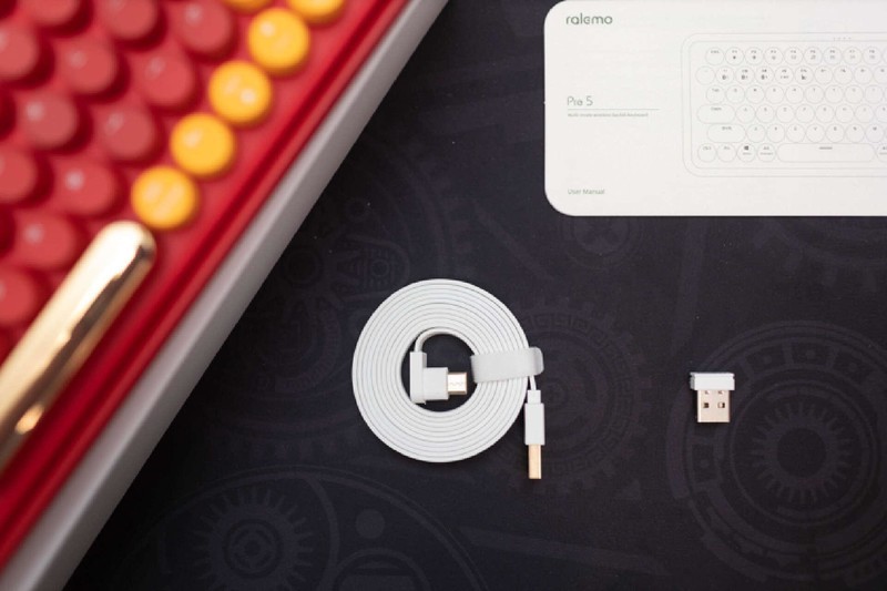 桌面上绽放的那一抹红色，雷柏 ralemo Pre 5多模无线机械键盘