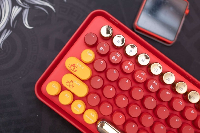 桌面上绽放的那一抹红色，雷柏 ralemo Pre 5多模无线机械键盘