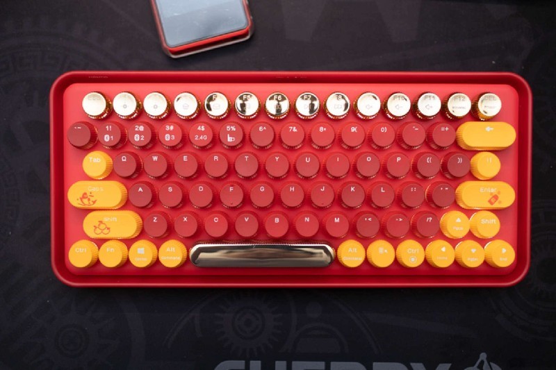 桌面上绽放的那一抹红色，雷柏 ralemo Pre 5多模无线机械键盘