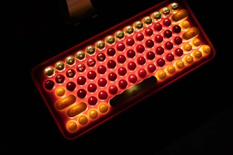 桌面上绽放的那一抹红色，雷柏 ralemo Pre 5多模无线机械键盘