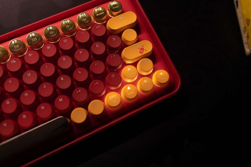 桌面上绽放的那一抹红色，雷柏 ralemo Pre 5多模无线机械键盘