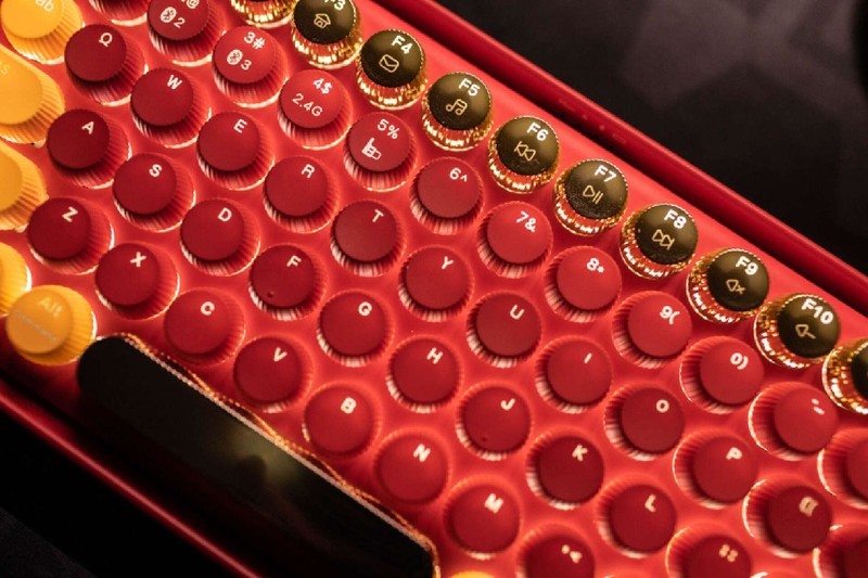 桌面上绽放的那一抹红色，雷柏 ralemo Pre 5多模无线机械键盘