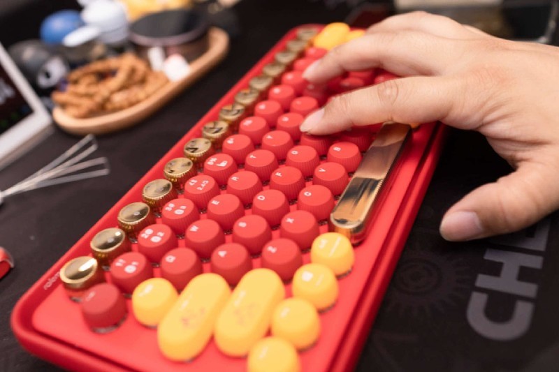 桌面上绽放的那一抹红色，雷柏 ralemo Pre 5多模无线机械键盘