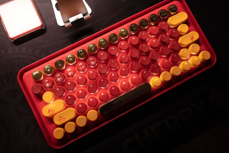 桌面上绽放的那一抹红色，雷柏 ralemo Pre 5多模无线机械键盘